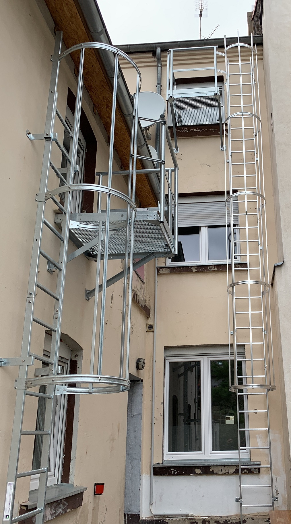Einzügige Steigleiter mit Rückenschutz, Stahl verzinkt, Steighöhe 4,76 m Einzügige Steigleiter mit Rückenschutz, Stahl verzinkt, Steighöhe 4,76 m