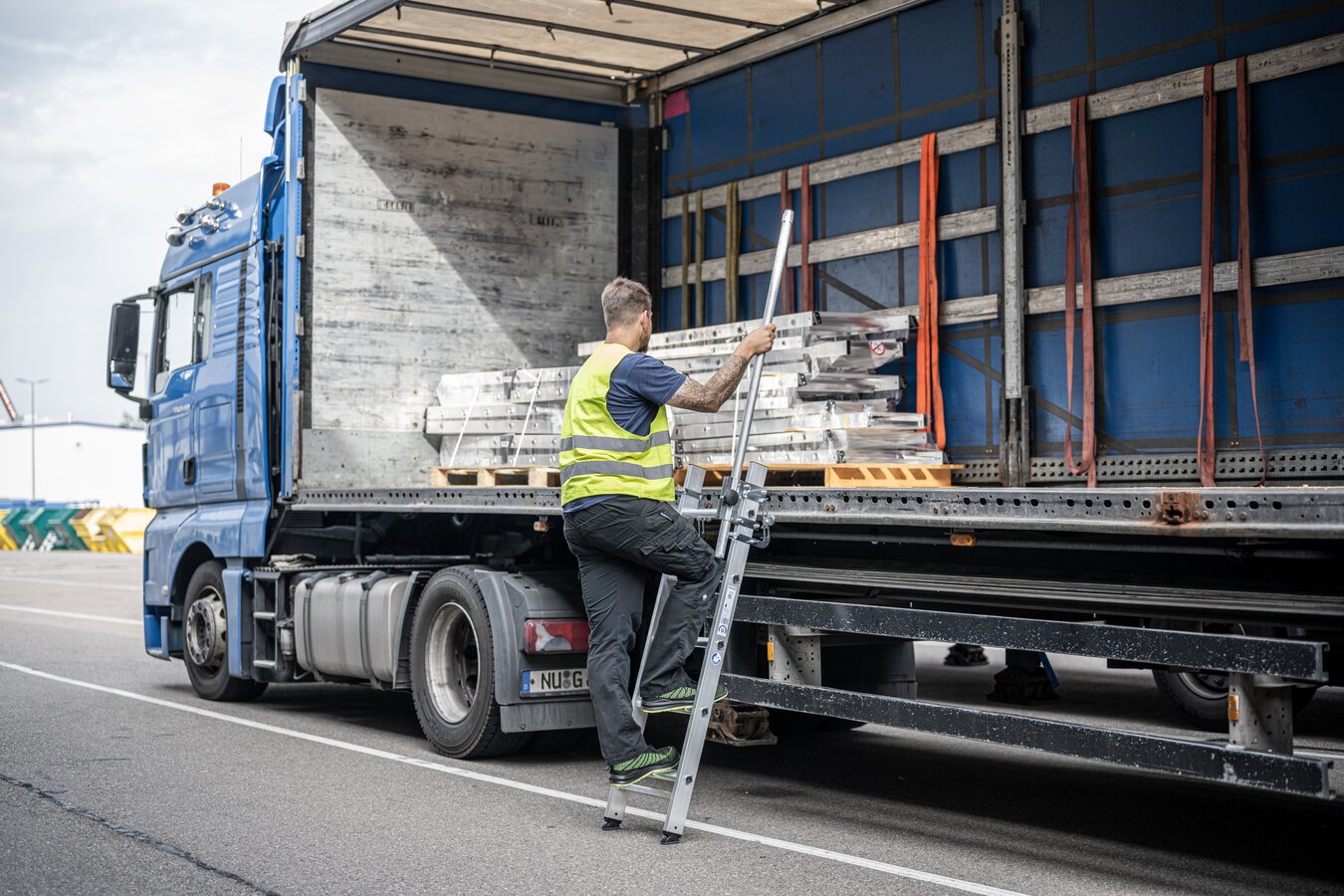 Stufen-Anlegeleiter LKW mit Ausstiegsholm links Stufen-Anlegeleiter LKW mit Ausstiegsholm links