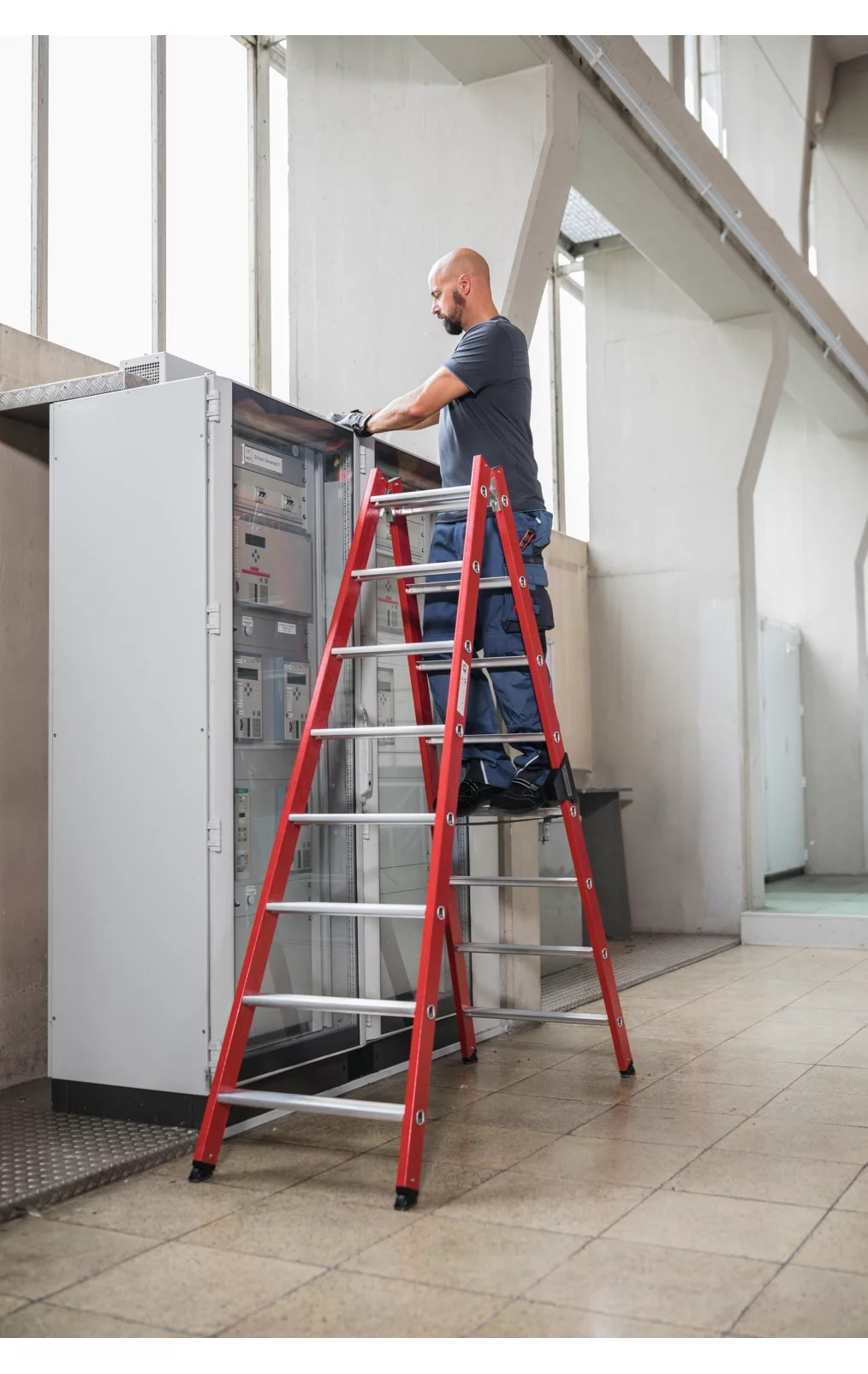 Anwendung Stufen-Stehleiter, beidseitig begehbar GFK/Alu, 2x4 Stufen