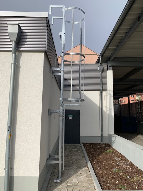 Einzügige Steigleiter mit Rückenschutz, Stahl verzinkt, Steighöhe 4,76 m Einzügige Steigleiter mit Rückenschutz, Stahl verzinkt, Steighöhe 4,76 m