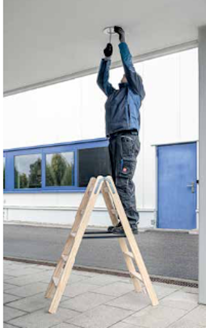 Stufen-Stehleiter, beidseitig begehbar Holz, 2x3 Stufen Stufen-Stehleiter, beidseitig begehbar Holz, 2x3 Stufen