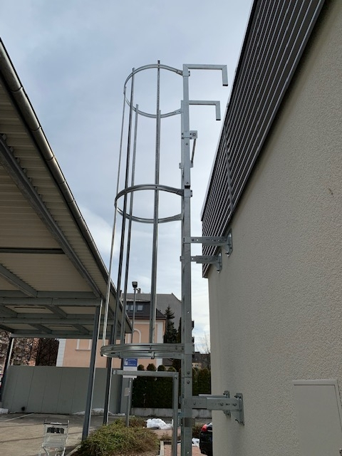 Einzügige Steigleiter mit Rückenschutz, Stahl verzinkt, Steighöhe 4,76 m Einzügige Steigleiter mit Rückenschutz, Stahl verzinkt, Steighöhe 4,76 m