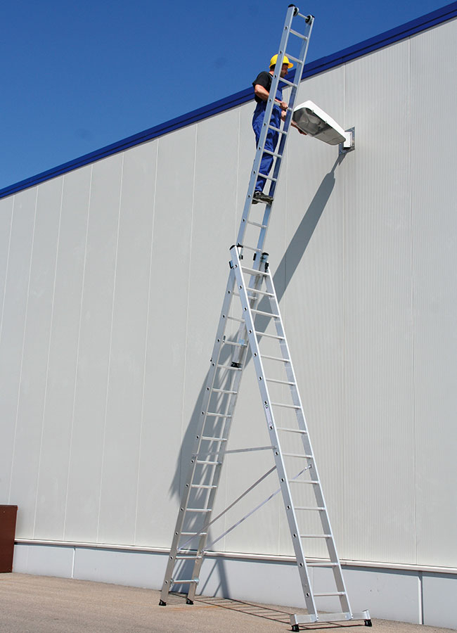 Aluminium-Mehrzweckleiter 3-teilig mit nivello®-Traverse Aluminium-Mehrzweckleiter 3-teilig mit nivello®-Traverse - 3x6 Sprossen