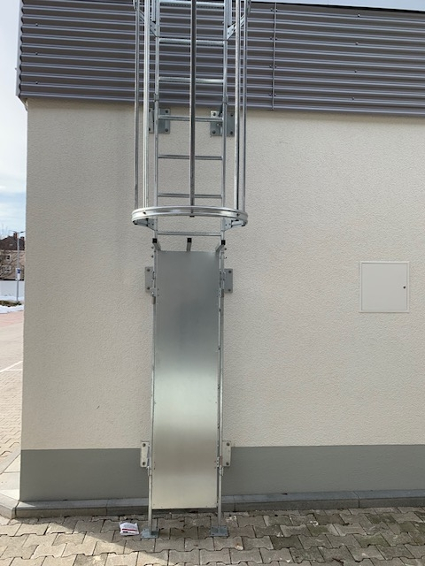 Einzügige Steigleiter mit Rückenschutz, Aluminium blank, Steighöhe 4,76 m Einzügige Steigleiter mit Rückenschutz, Aluminium blank, Steighöhe 4,76 m