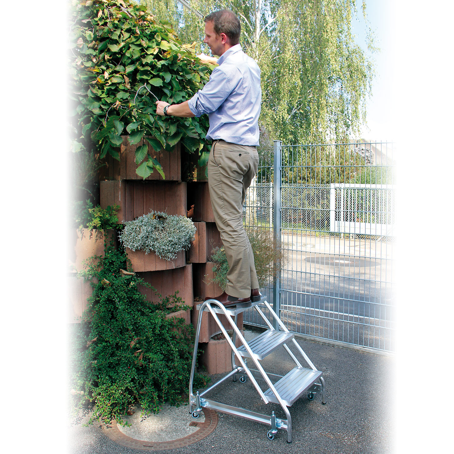 Aluminium-Arbeitspodest, einseitig begehbar, Stahl Gitterrost, 2 Stufen