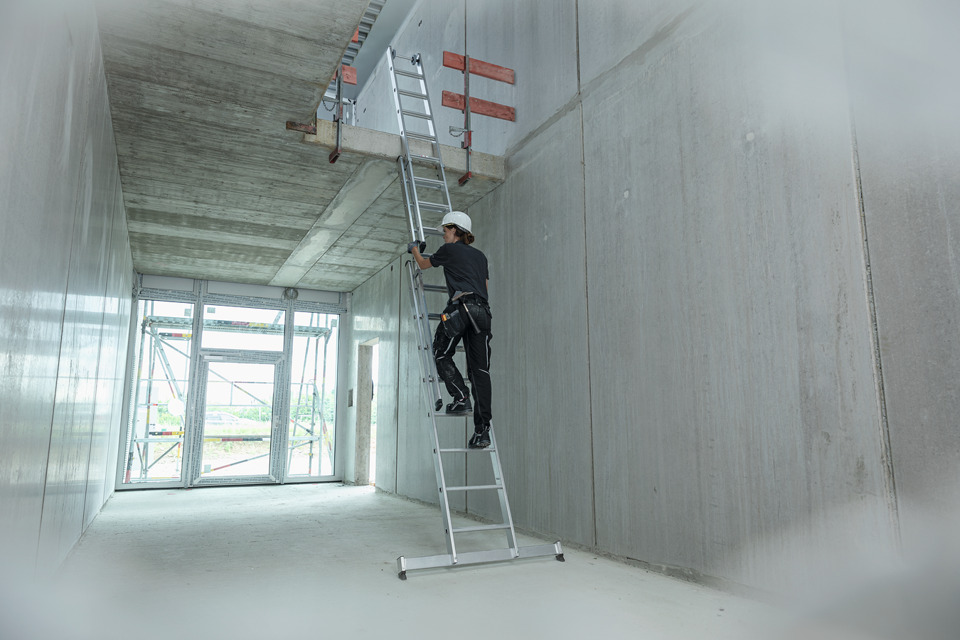 Stufen-Mehrzweckleiter 3-teilig mit nivello®-Traverse, 3x8 Stufen Stufen-Mehrzweckleiter 3-teilig mit nivello®-Traverse, 3x8 Stufen