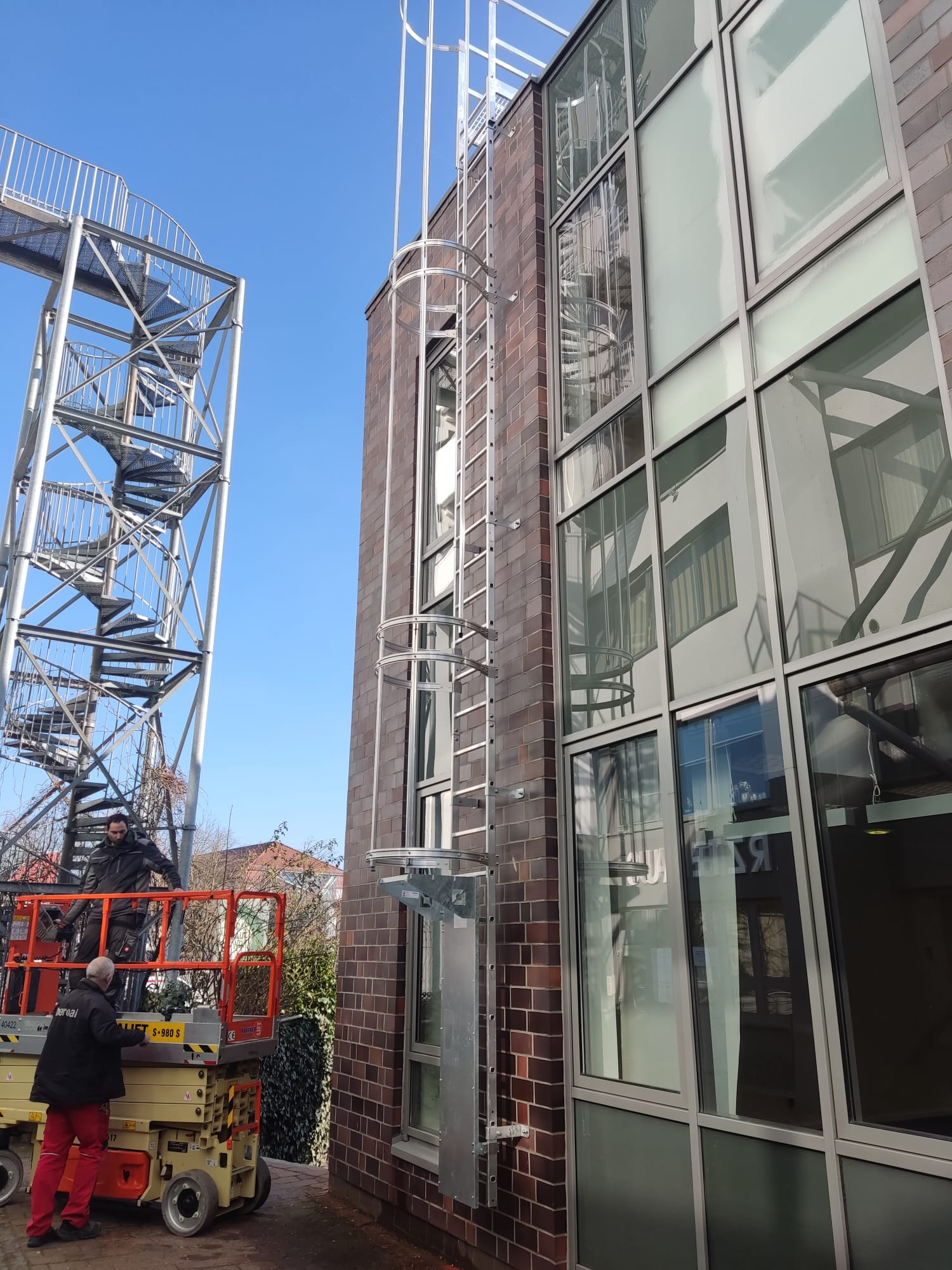 Einzügige Steigleiter mit Rückenschutz, Aluminium blank, Steighöhe 8,40 m