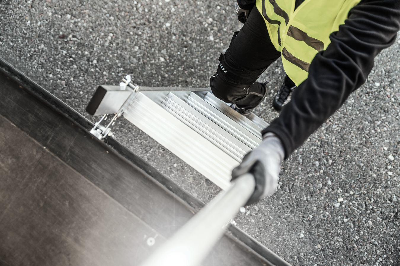 Stufen-Anlegeleiter LKW mit Ausstiegsholm links Stufen-Anlegeleiter LKW mit Ausstiegsholm links