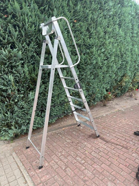 Aluminium-Stehleiter, einseitig begehbar, 5 Stufen Aluminium-Stehleiter, einseitig begehbar, 5 Stufen