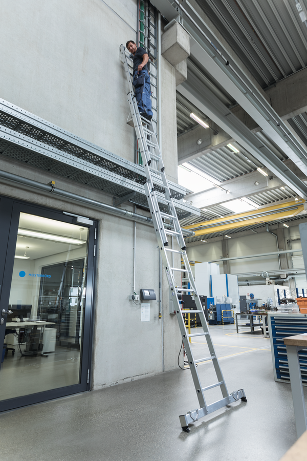 Aluminium-Mehrzweckleiter 3-teilig mit nivello®-Traverse - 3x6 Sprossen Aluminium-Mehrzweckleiter 3-teilig mit nivello®-Traverse - 3x6 Sprossen