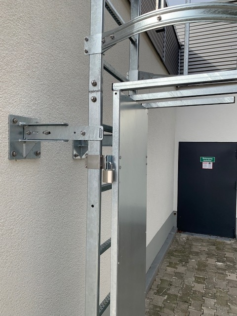 Einzügige Steigleiter mit Rückenschutz, Stahl verzinkt, Steighöhe 4,76 m Einzügige Steigleiter mit Rückenschutz, Stahl verzinkt, Steighöhe 4,76 m