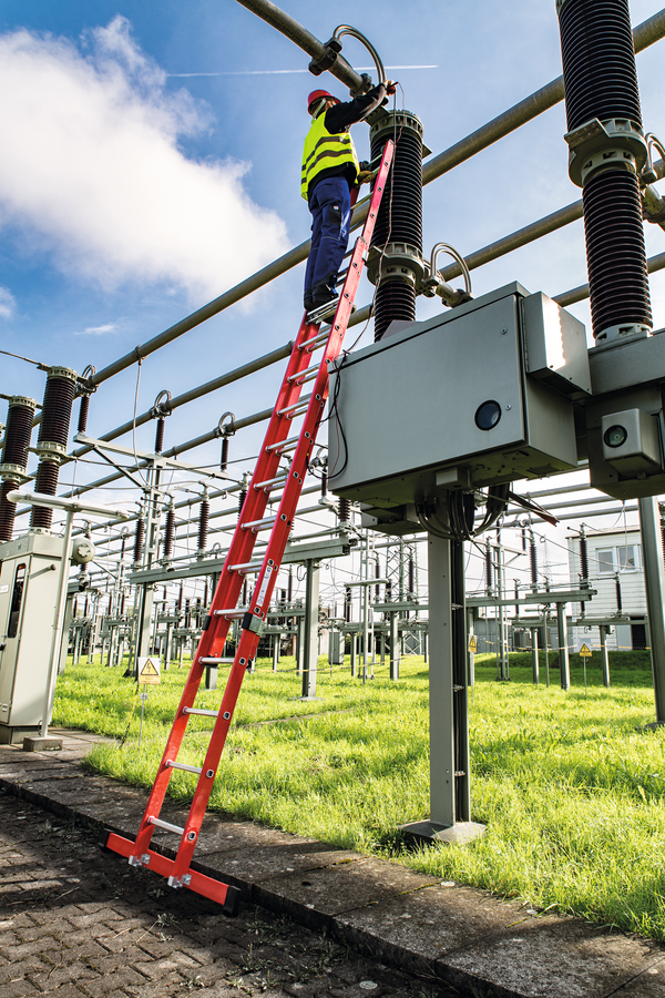 Sprossen-Schiebeleiter, 2-teilig GFK/ALU mit Standard Traverse, 2x8 Sprossen Sprossen-Schiebeleiter, 2-teilig GFK/ALU mit Standard Traverse, 2x8 Sprossen
