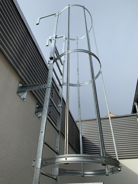 Einzügige Steigleiter mit Rückenschutz, Stahl verzinkt, Steighöhe 4,76 m Einzügige Steigleiter mit Rückenschutz, Stahl verzinkt, Steighöhe 4,76 m