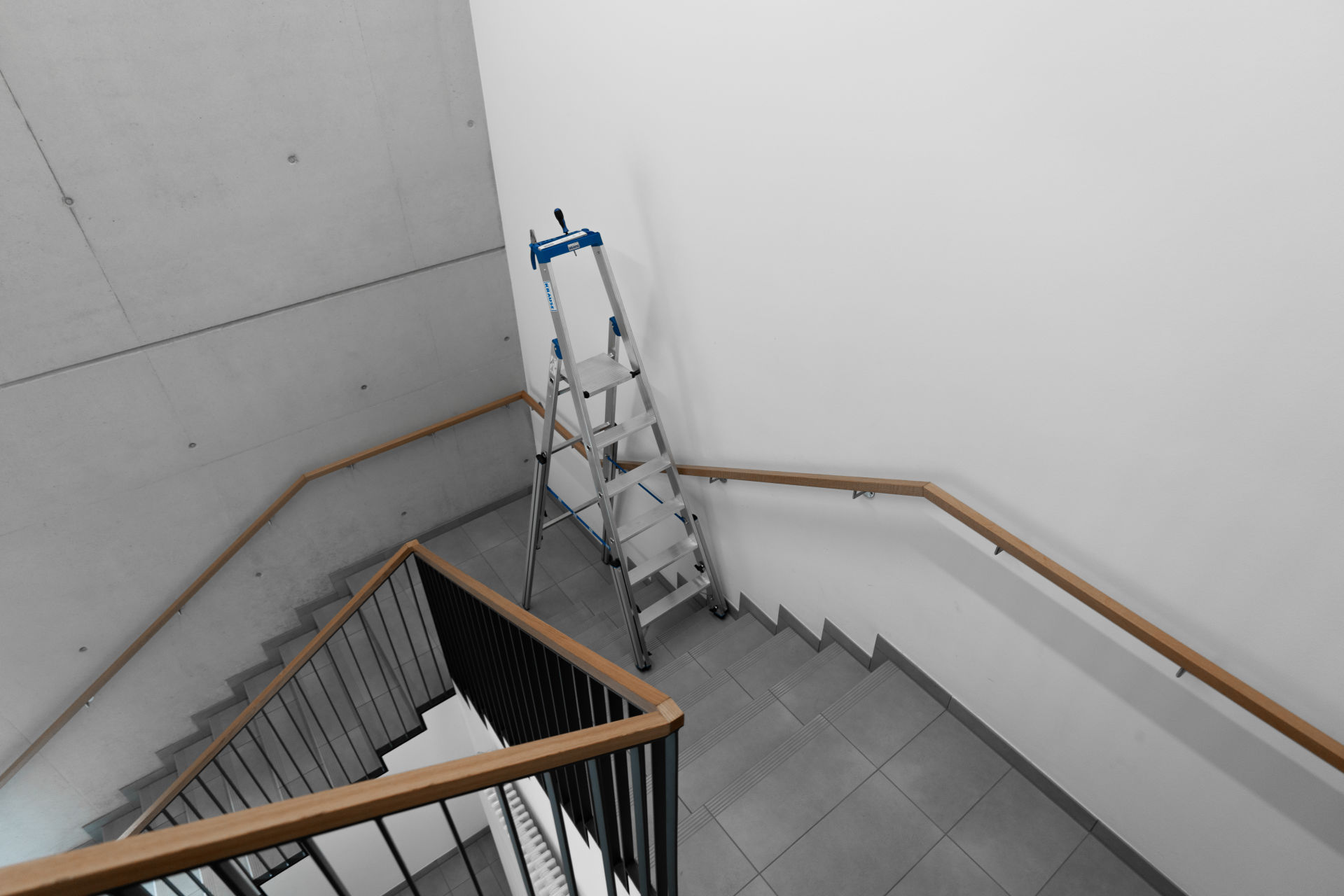 STABILO Teleskop-Stufen-StehLeiter, 4 Stufen STABILO Teleskop-Stufen-StehLeiter, 4 Stufen
