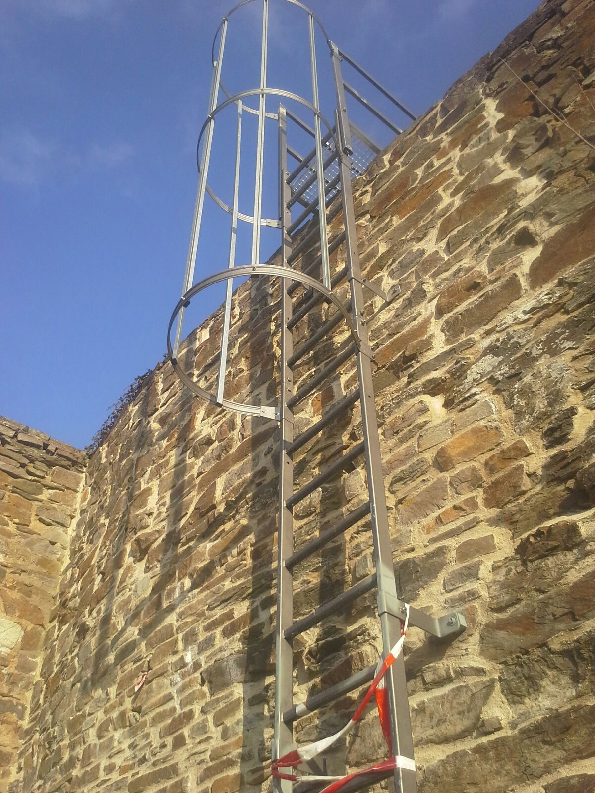 Einzügige Steigleiter mit Rückenschutz, Aluminium blank, Steighöhe 4,76 m Einzügige Steigleiter mit Rückenschutz, Aluminium blank, Steighöhe 4,76 m