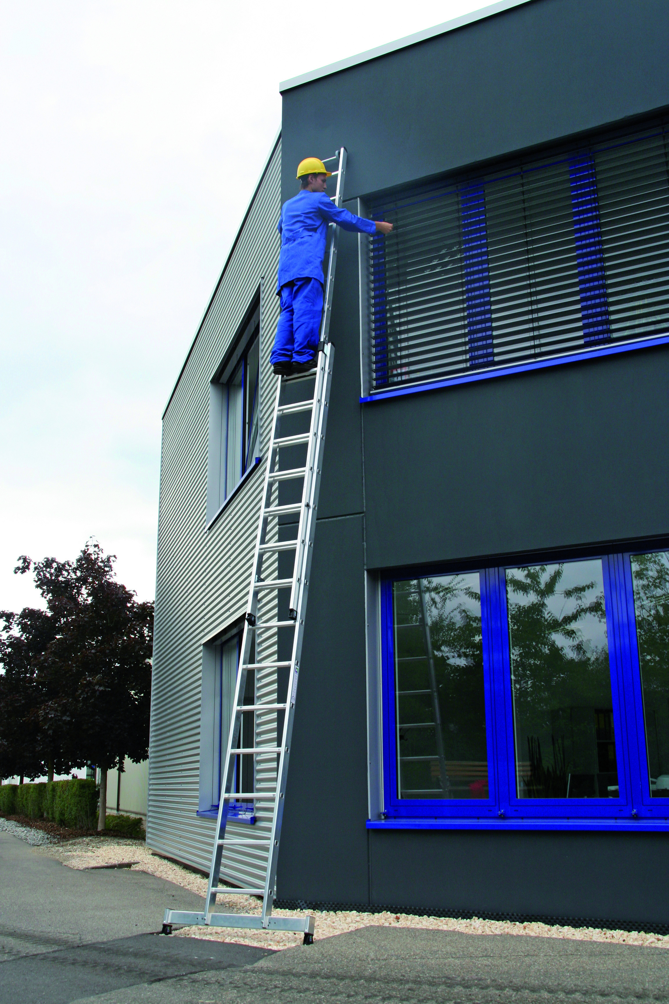 Aluminium-Schiebeleiter 2-teilig, mit nivello®-Traverse Aluminium-Schiebeleiter 2-teilig mit nivello®-Traverse - 2x18 Sprossen