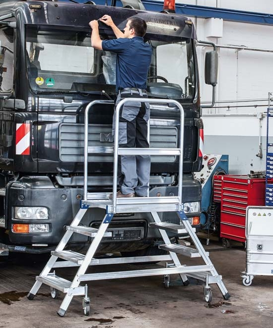 Podesttreppe, fahrbar, beidseitig begehbar mit Leichtmetall-Stufen und Plattform Podesttreppe, fahrbar, beidseitig begehbar mit Leichtmetall-Stufen und Plattform, 2x3 Stufen