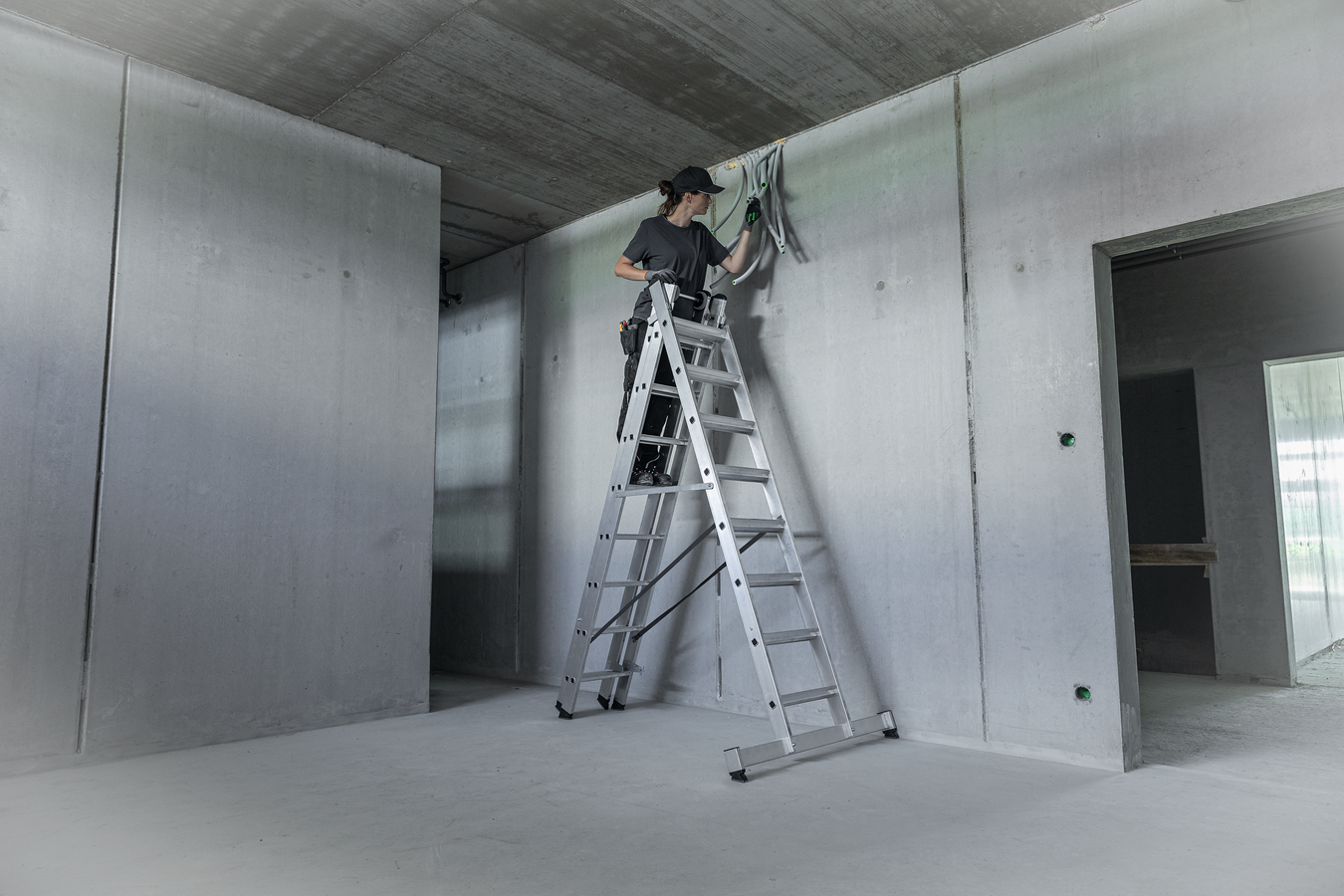 Stufen-Mehrzweckleiter 3-teilig mit nivello®-Traverse, 3x8 Stufen Stufen-Mehrzweckleiter 3-teilig mit nivello®-Traverse, 3x8 Stufen