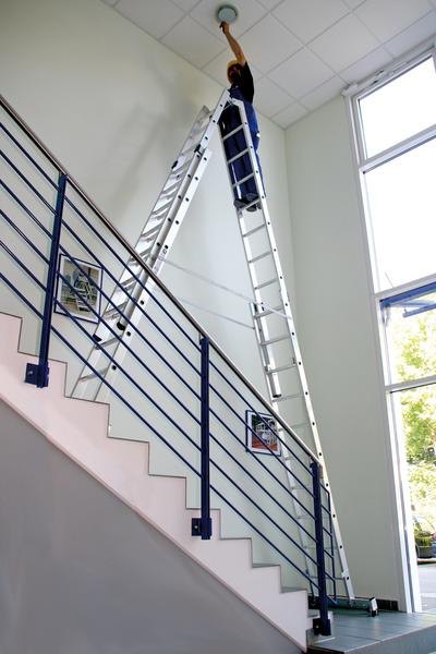 Anwendung Sprossen-Stehleiter 4-teilig mit nivello®-Traverse, 4x8 Sprossen