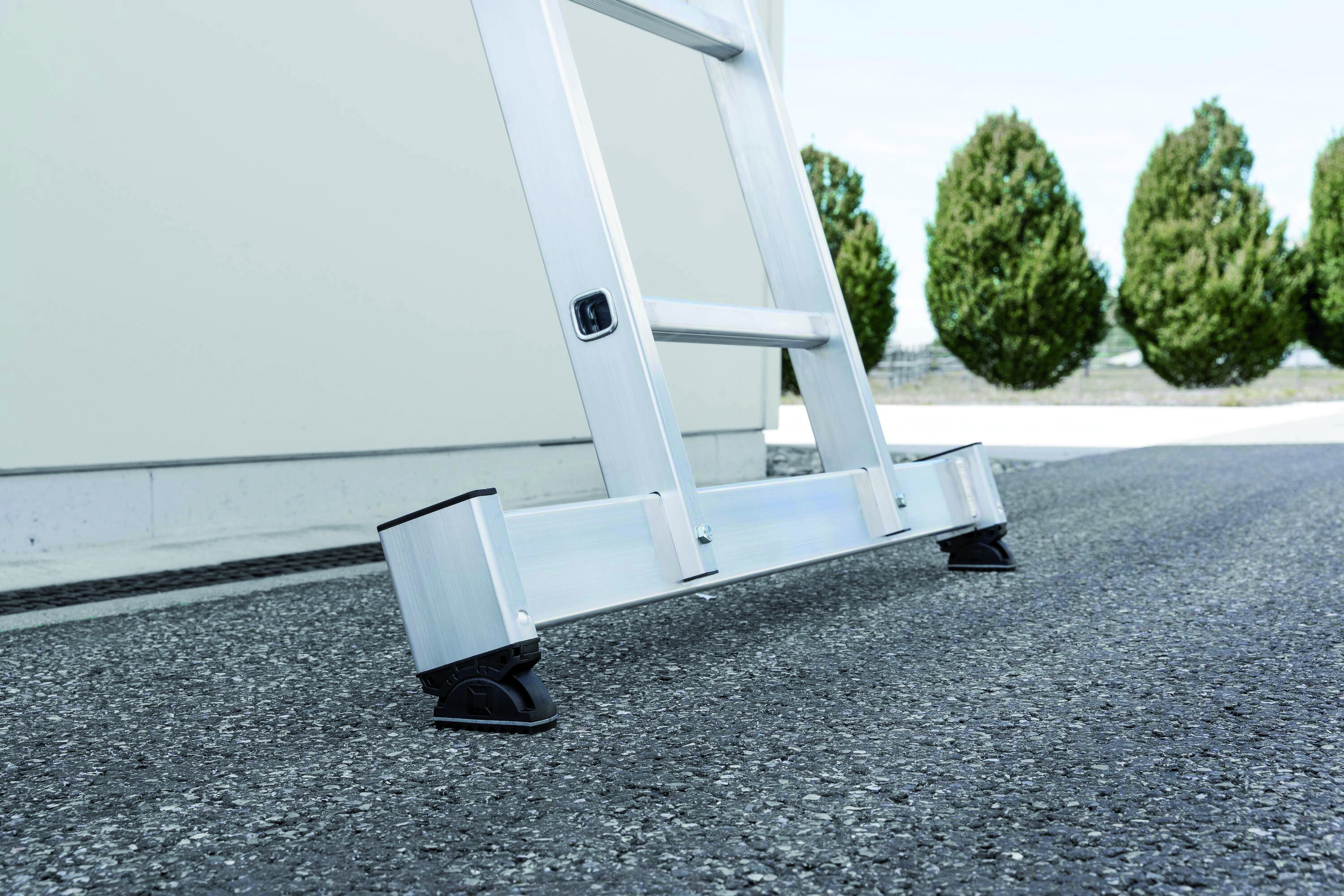 Detail nivello®-Traverse Vielzweckleiter 4-teilig mit nivello®-Traverse - 2x2+2x3 Sprossen