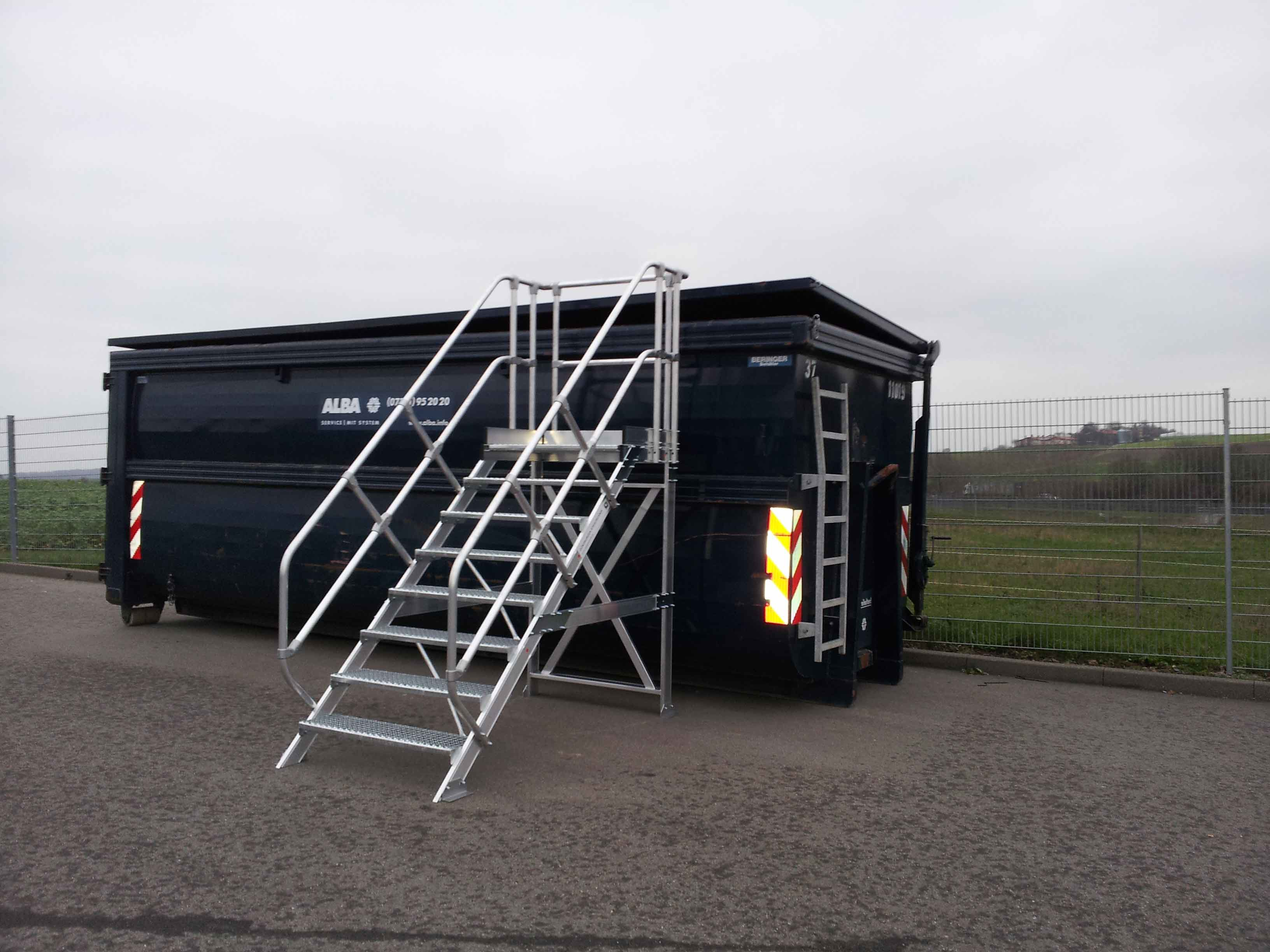 Aluminium-Treppe mit Plattform, 45°, Stufenbreite 1000 mm Aluminium-Treppe mit Plattform, 45°, Stufenbreite 1000 mm, 5 Stufen