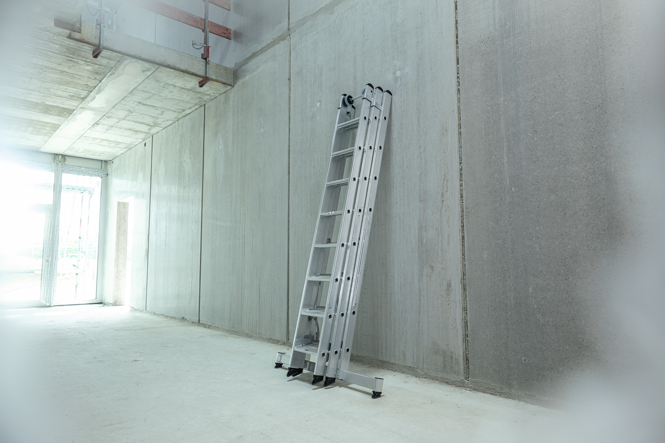 Stufen-Mehrzweckleiter 3-teilig mit nivello®-Traverse, 3x8 Stufen Stufen-Mehrzweckleiter 3-teilig mit nivello®-Traverse, 3x8 Stufen