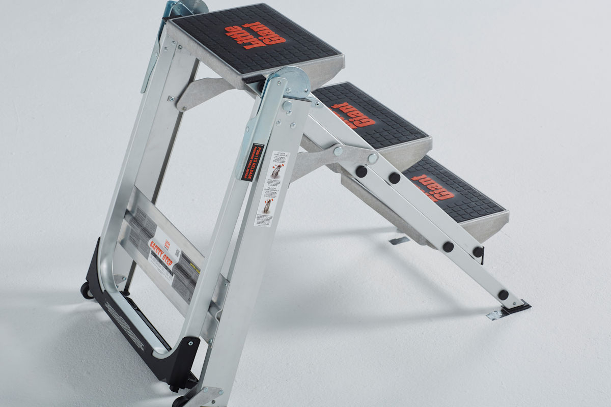 Safety Step - eingeklappter Bügel Safety Step Klapptreppe, 3 Stufen