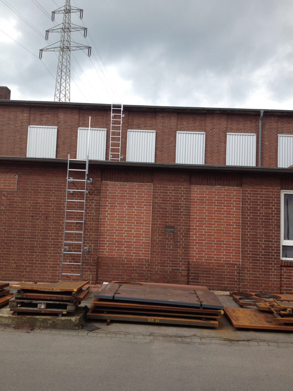 Einzügige Steigleiter mit Rückenschutz, Aluminium eloxiert, Steighöhe 4,76 m Einzügige Steigleiter mit Rückenschutz, Aluminium eloxiert, Steighöhe 4,76 m