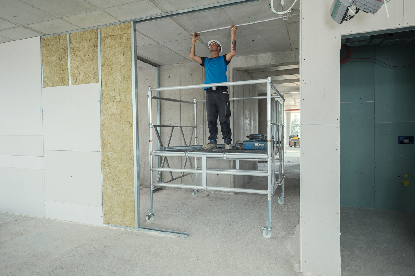 Aluminium-Klappgerüst mit Dreifach-Plattform, Arbeitshöhe 3,60 m, Gerüsthöhe 1,95 - 2,70 m Aluminium-Klappgerüst mit Dreifach-Plattform, Arbeitshöhe 3,60 m, Gerüsthöhe 1,95 - 2,70 m