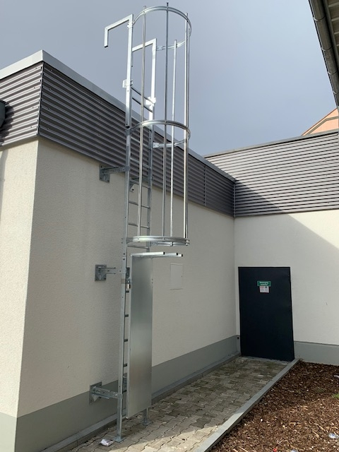 Einzügige Steigleiter mit Rückenschutz, Aluminium blank, Steighöhe 4,76 m Einzügige Steigleiter mit Rückenschutz, Aluminium blank, Steighöhe 4,76 m