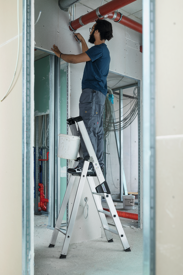 Stufen-Stehleiter einseitig begehbar 9 Stufen Stufen-Stehleiter einseitig begehbar 9 Stufen