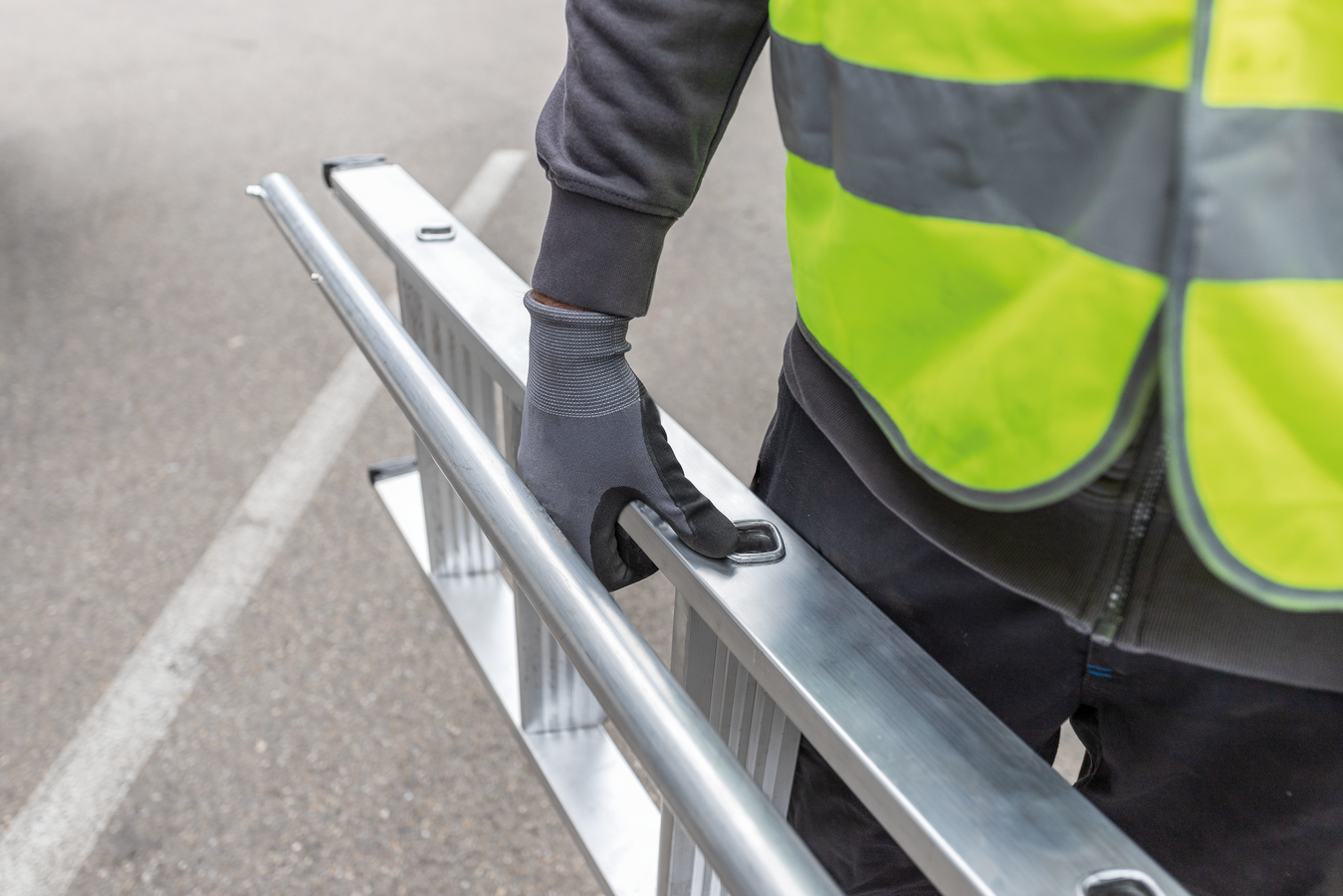 Stufen-Anlegeleiter LKW mit Ausstiegsholm links Stufen-Anlegeleiter LKW mit Ausstiegsholm links