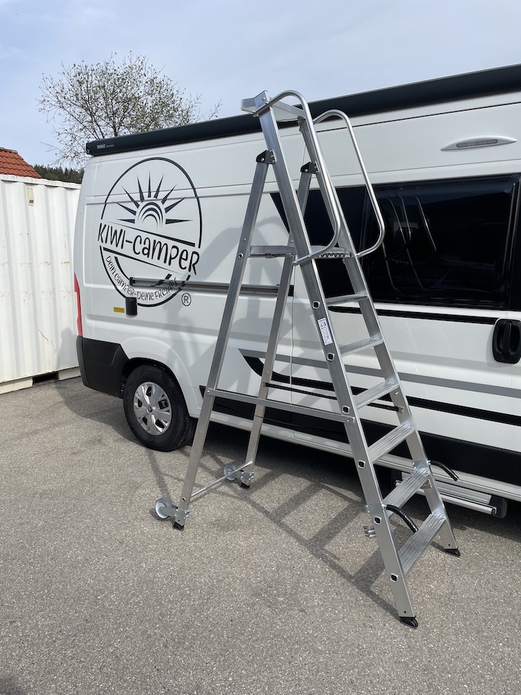 Aluminium-Stehleiter, einseitig begehbar, mit Rollen und Griff, 10 Stufen Aluminium-Stehleiter, einseitig begehbar, mit Rollen und Griff, 10 Stufen