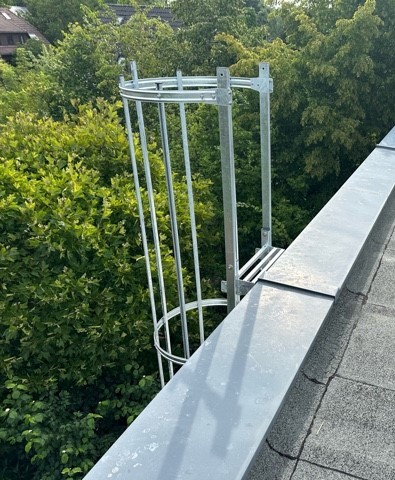 Einzügige Steigleiter mit Rückenschutz, Stahl verzinkt, Steighöhe 4,76 m Einzügige Steigleiter mit Rückenschutz, Stahl verzinkt, Steighöhe 4,76 m