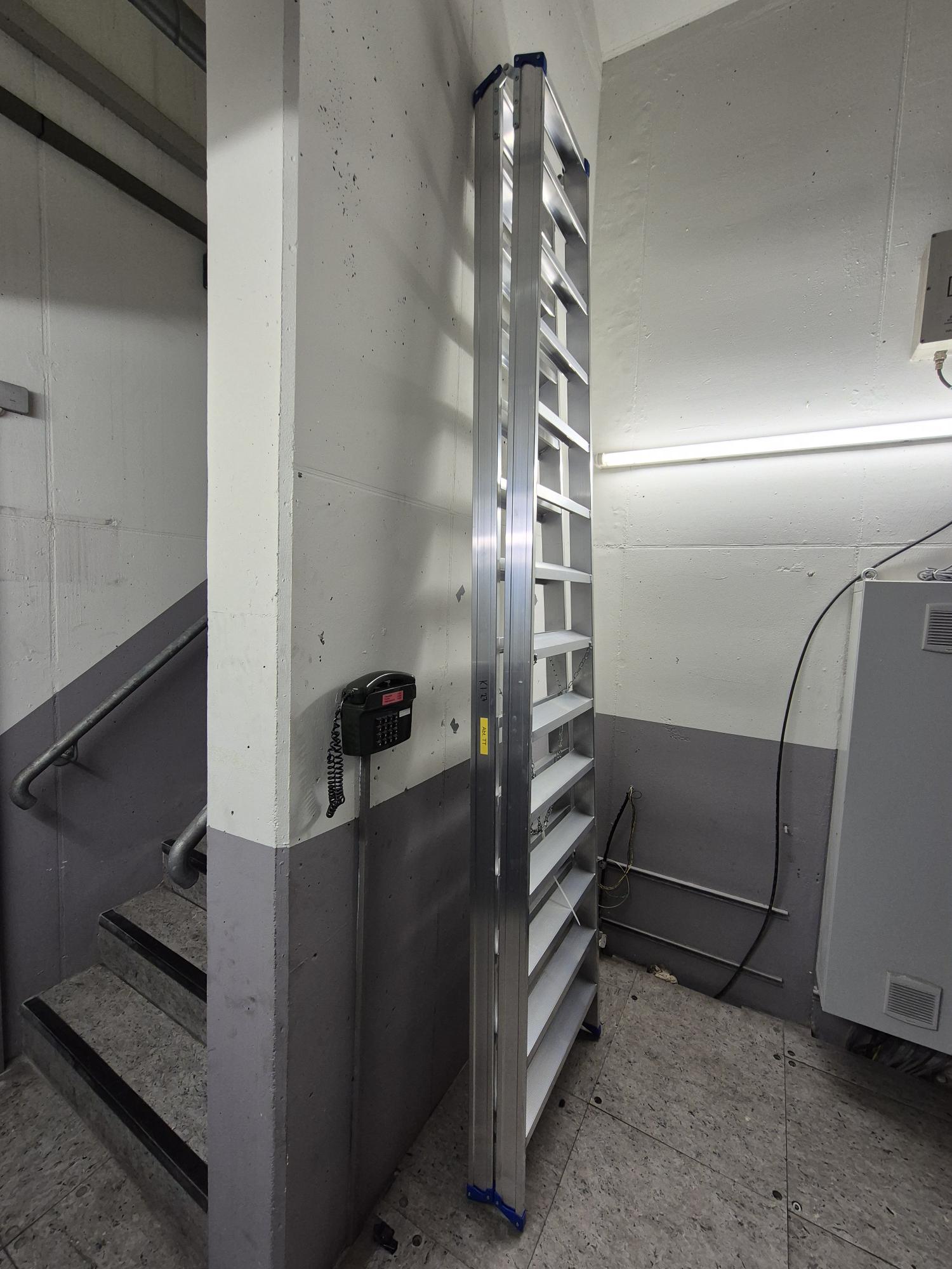 Stufenstehleiter beidseitig begehbar, 2x14 Sprossen/Stufen