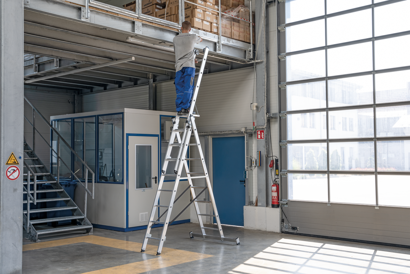 Aluminium-Mehrzweckleiter 3-teilig mit nivello®-Traverse - 3x6 Sprossen Aluminium-Mehrzweckleiter 3-teilig mit nivello®-Traverse - 3x6 Sprossen
