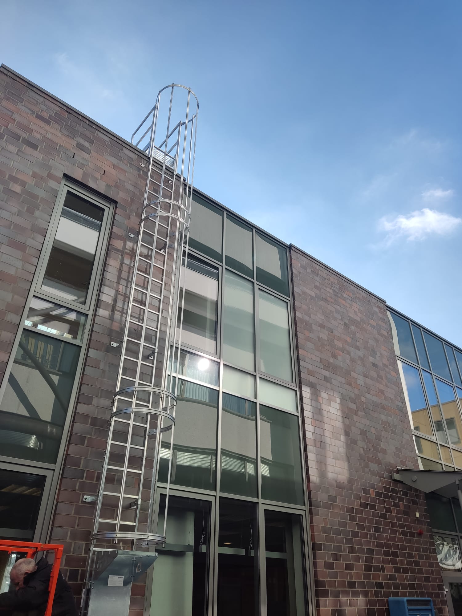 Einzügige Steigleiter mit Rückenschutz, Aluminium blank, Steighöhe 8,40 m