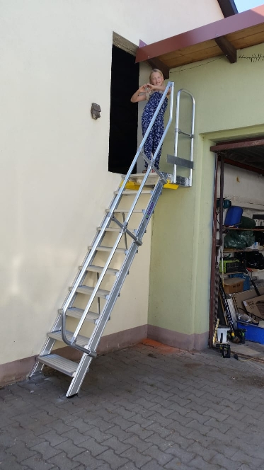Aluminium-Treppe 60° mit Podest, Stufenbreite 600 mm, 4 Stufen Aluminium-Treppe 60° mit Podest, Stufenbreite 600 mm, 4 Stufen