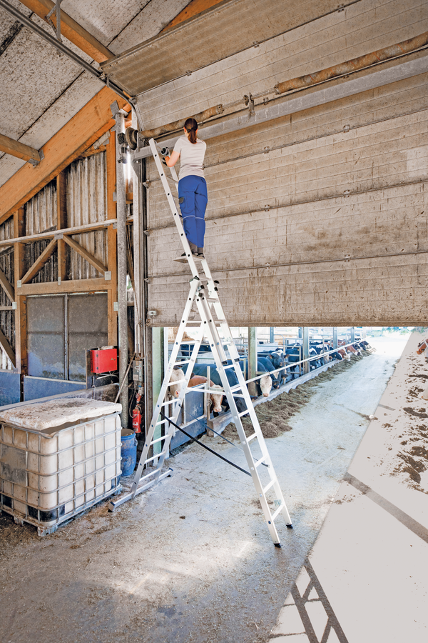 Aluminium-Mehrzweckleiter 3-teilig mit nivello®-Traverse - 3x6 Sprossen Aluminium-Mehrzweckleiter 3-teilig mit nivello®-Traverse - 3x6 Sprossen