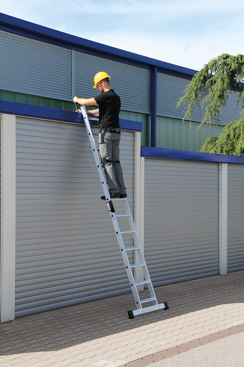 Anwendung Stufen-Anlegeleiter mit Standard-Traverse 16 Stufen
