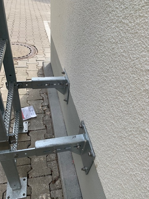Einzügige Steigleiter mit Rückenschutz, Stahl verzinkt, Steighöhe 4,76 m Einzügige Steigleiter mit Rückenschutz, Stahl verzinkt, Steighöhe 4,76 m