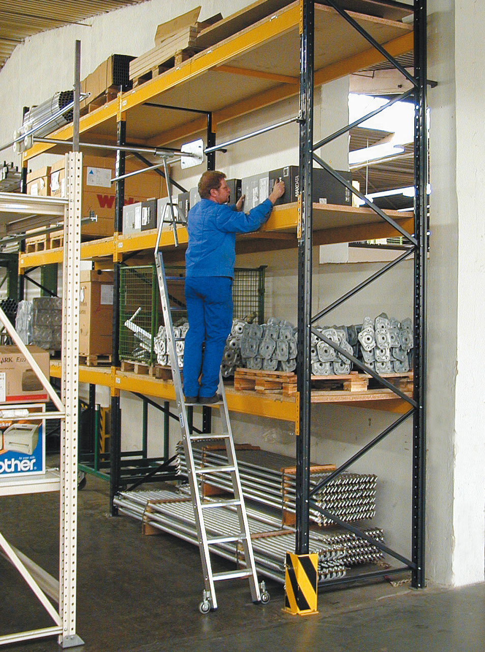 Stufen-RegalLeiter für Doppelregal mit Rundrohr-Schienenanlage, 6 Stufen Stufen-RegalLeiter für Doppelregal mit Rundrohr-Schienenanlage, 6 Stufen