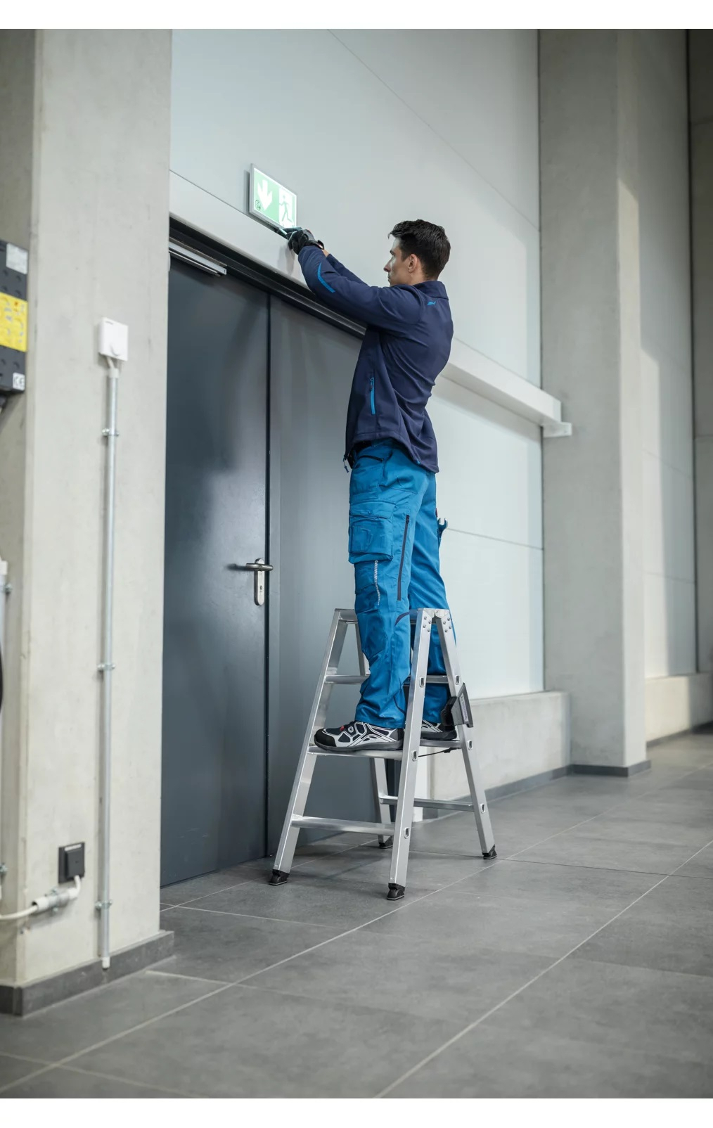 Anwendung Stufen-Stehleiter, beidseitig begehbar, 2x3 Stufen