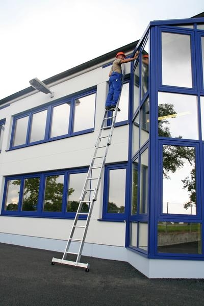 Anwendung Sprossen-Glasreinigerleiter mit nivello®-Traverse, 13 Sprossen