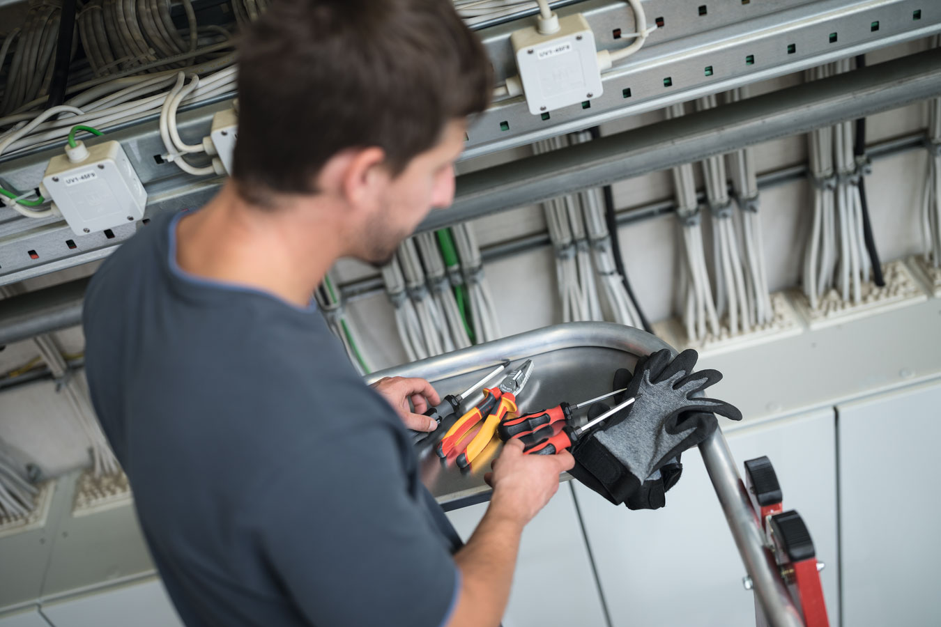 Plattformleiter GFK/ALU klappbar und fahrbar mit GFK-Handlauf, 5 Stufen Plattformleiter GFK/ALU klappbar und fahrbar mit GFK-Handlauf, 5 Stufen