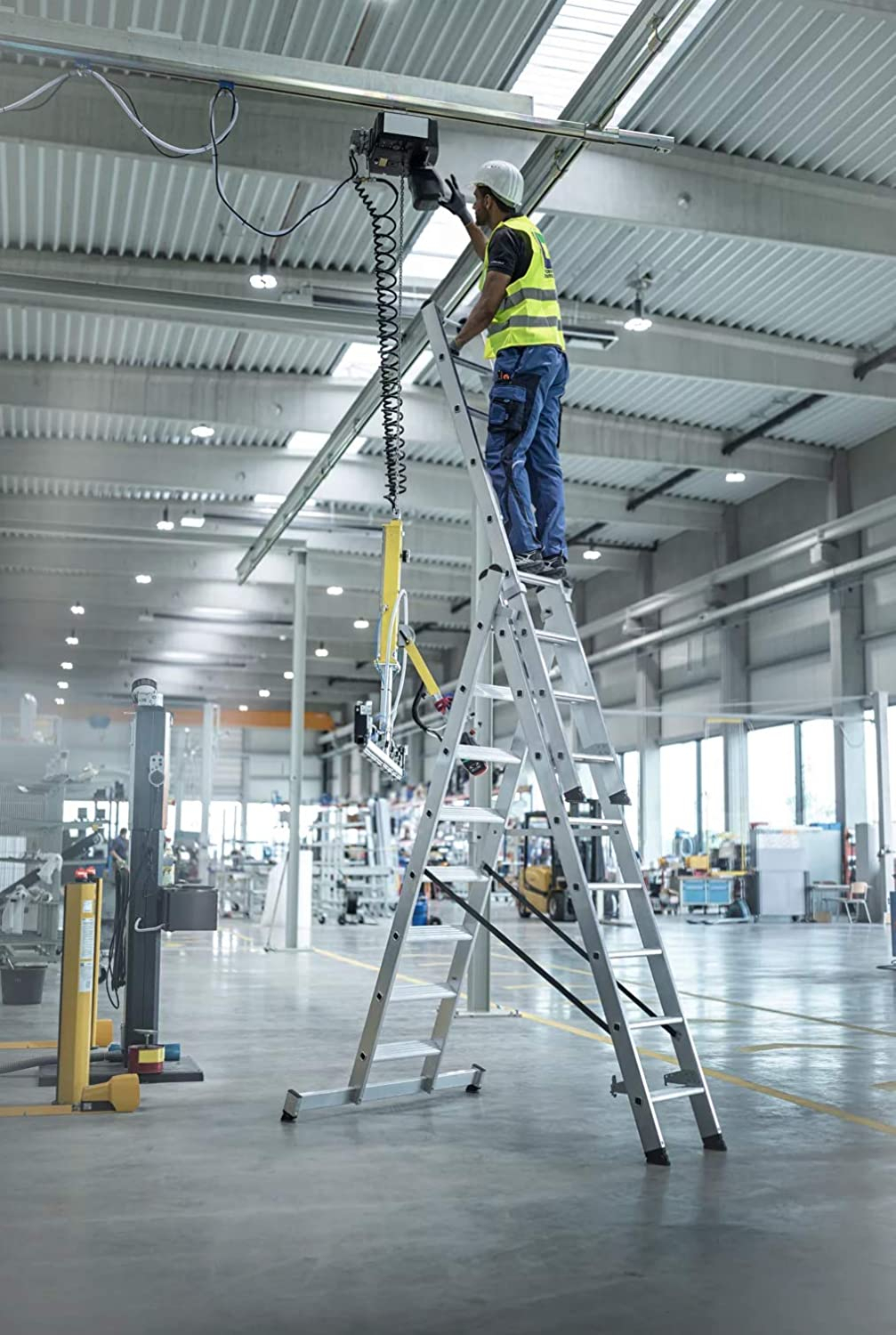 Anwendung Stufen-Mehrzweckleiter 3-teilig mit nivello®-Traverse, 3x8 Stufen