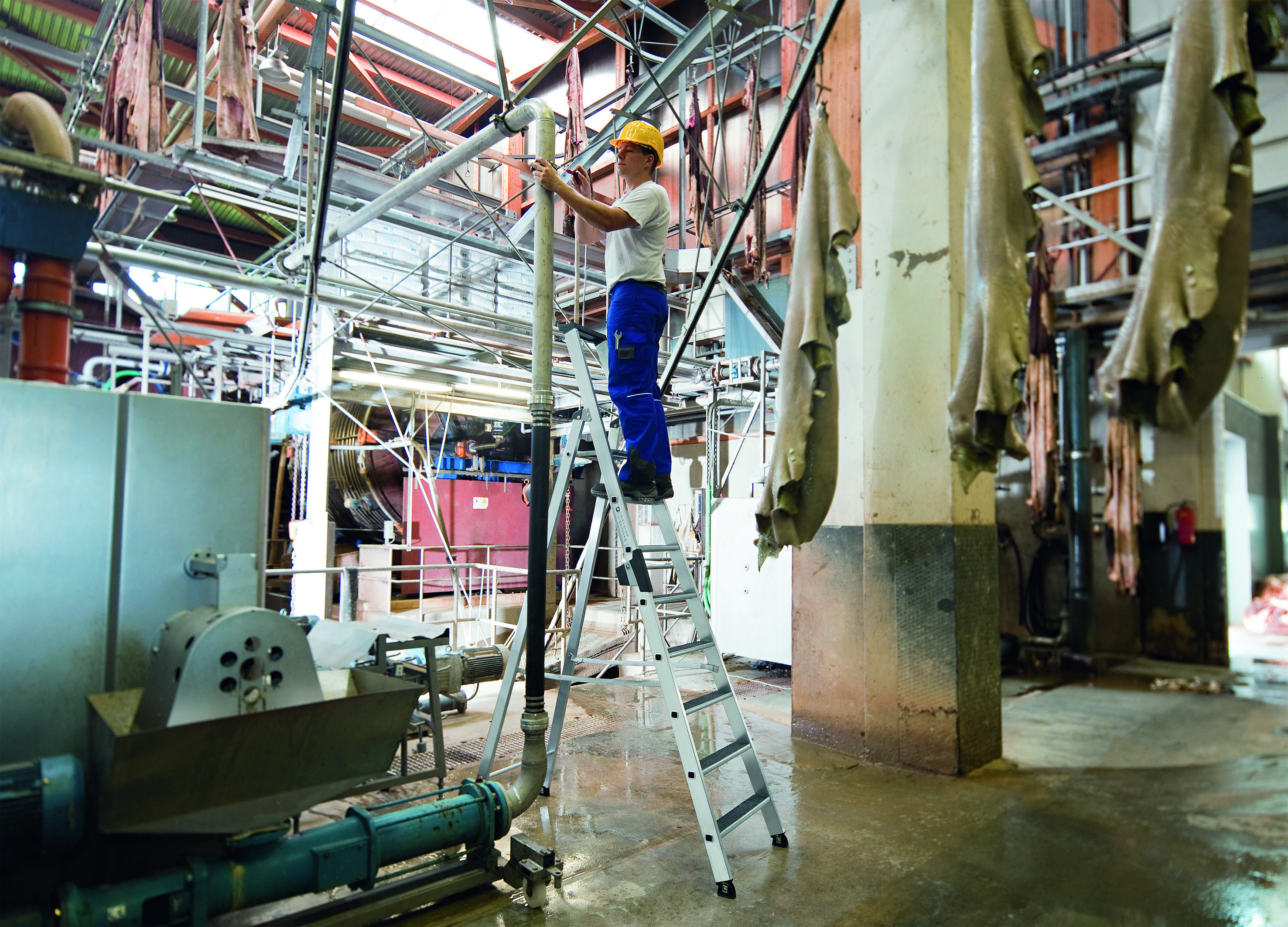 Anwendung Stufen-Stehleiter, einseitig begehbar, mit clip-step R13, 12 Stufen