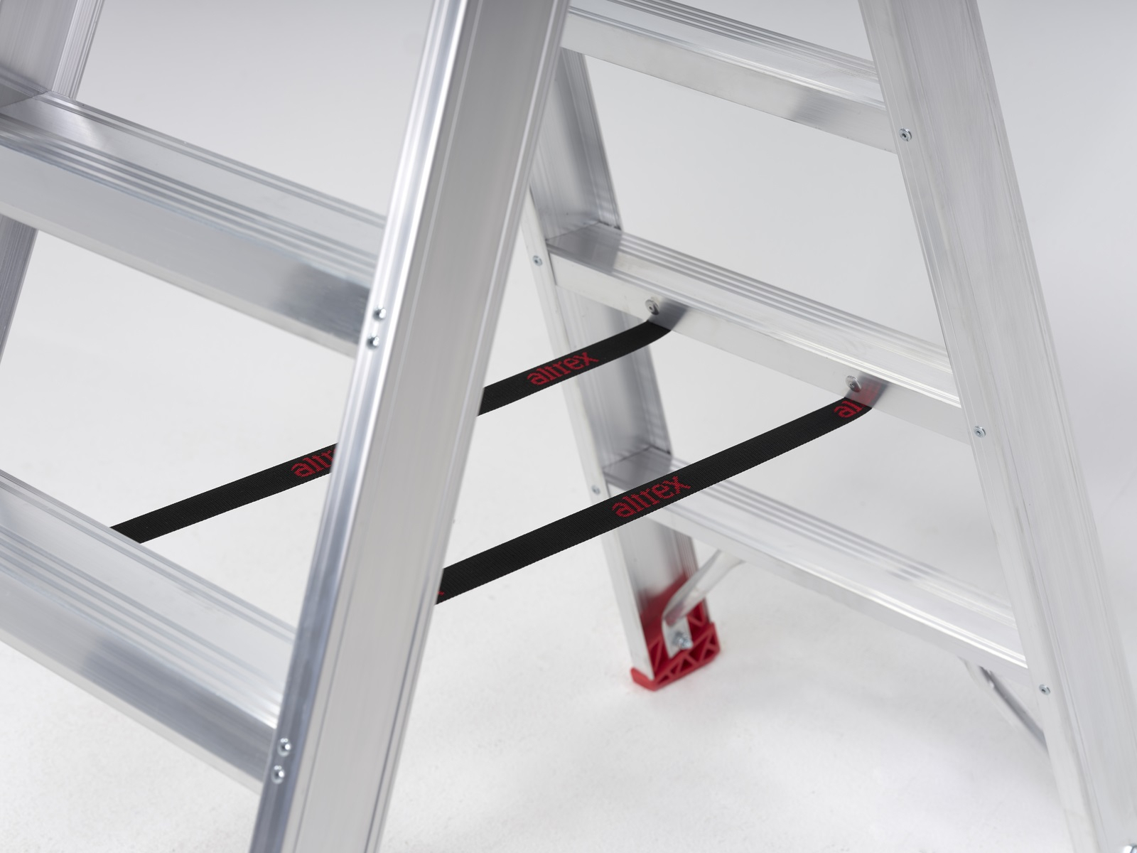 Sierra SDO- beidseitig begehbare Stufenstehleiter aus Aluminium Sierra SDO Stufenstehleiter, 3 Stufen