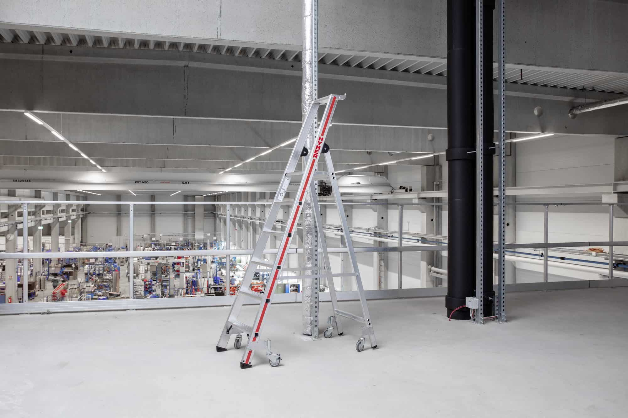 Stufenstehleiter mit Plattform und Rollen, einseitig begehbar - 6 Stufen