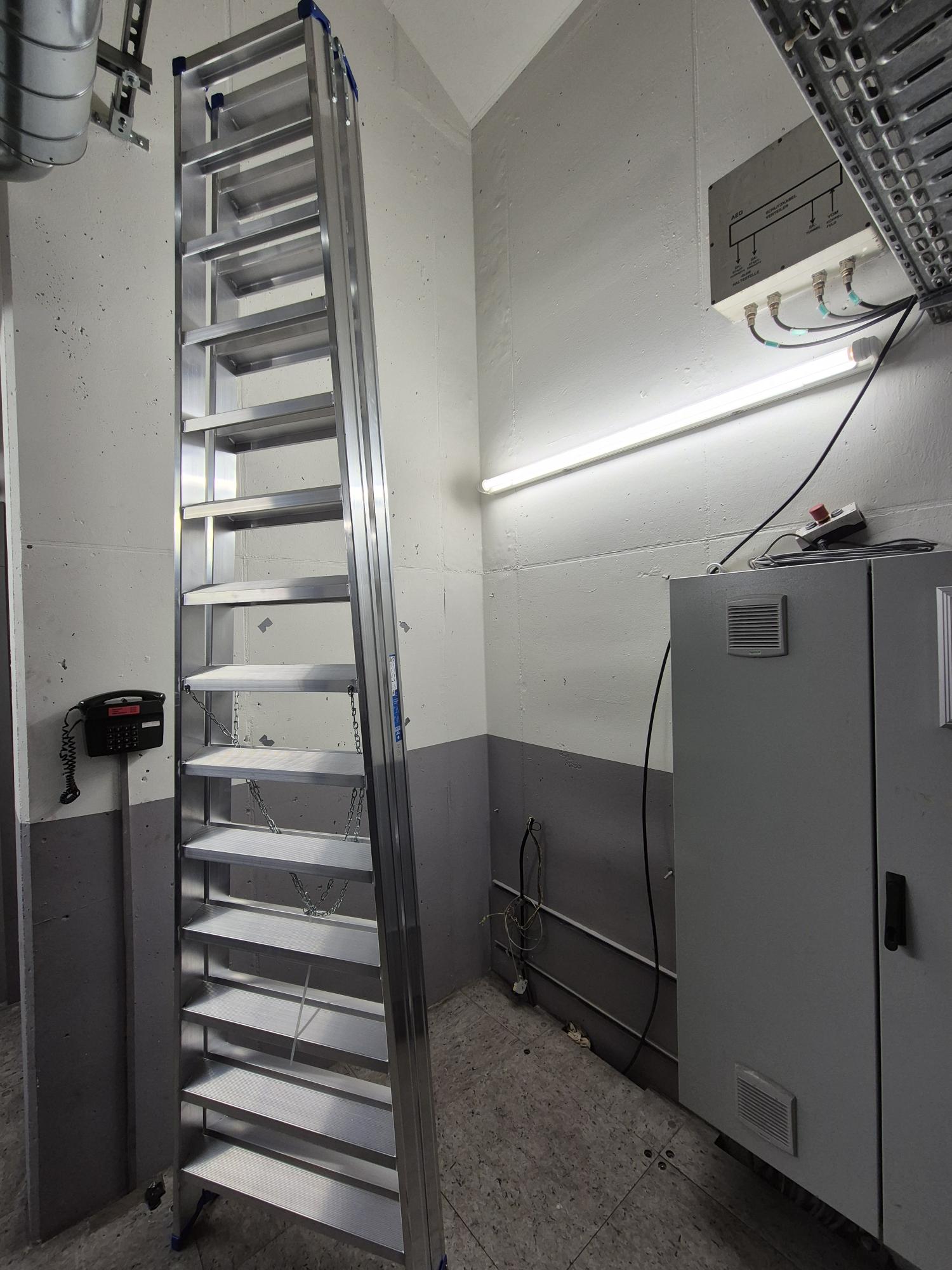 Stufenstehleiter beidseitig begehbar, 2x14 Sprossen/Stufen